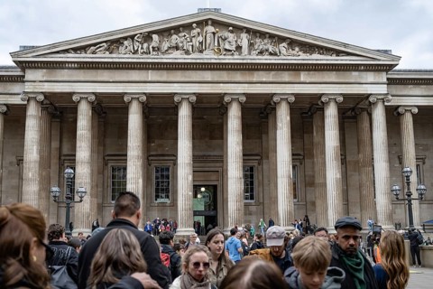 London, United Kingdom. April 17th 2026. Crowds of tourists and visitors outside the British