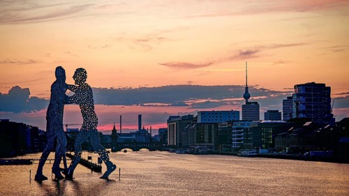 Molecule man, molecule men, sculpture, figures in the water of the Spree against an impressive