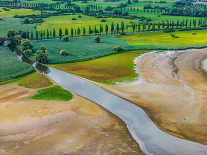 The Radolfzeller Aach flows into Lake Constance. The river carries little water. The water level in