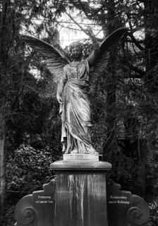 Tomb with angel sculpture and the text Separation is Our Lot, Wiedersehen unsre Hoffnung, Engesohde