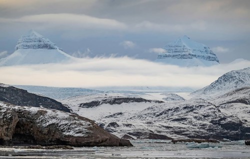 Two of the three mountains: Tee Kroner (Three Crowns), Kronebreen or Kronengletscher Glacier,