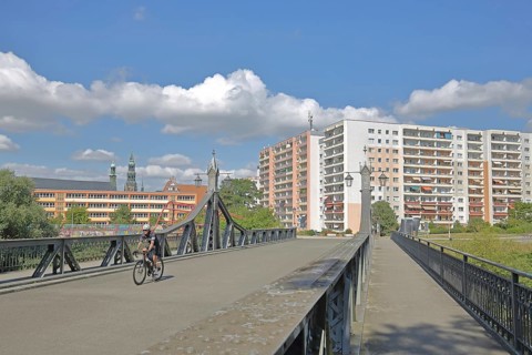 Paradise bridge with cyclists across the Zwickauer Mulde, bridge railing, steel structure,