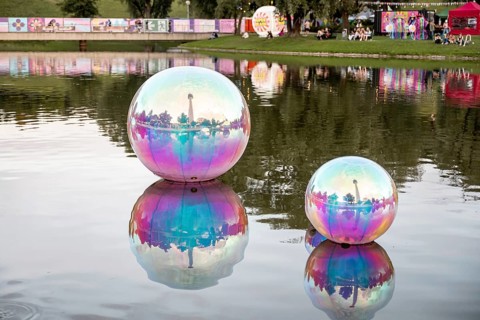 Reflecting spheres on Olympic Lake at the Superbloom Festival in Munich's Olympic Park on 29.08