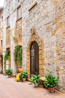 Old Town with stone arches and historic buildings of San Gimignano, Tuscany, UNESCO World Heritage,