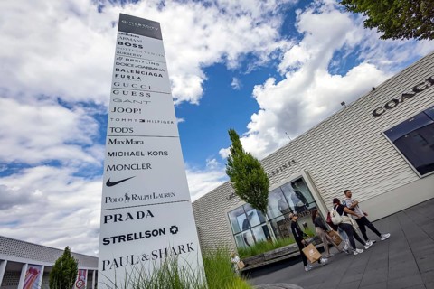 Shopping in Outletcity Metzingen. The 500 premium and luxury brands focus on clothing, but also