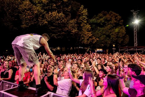 Singer Vincent Stein from the band SDP is with an audience at the Superbloom Festival in the Munich