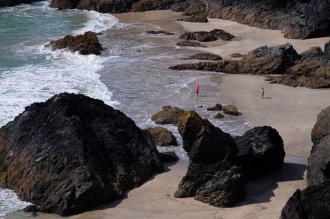 Two people on the beach, between rocks, rock formations, sandy beach, sea, Kynance Cove, Mount's