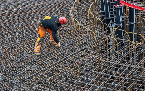Assembly of reinforcing steel for the reinforced concrete foundation of a wind turbine, a mesh of