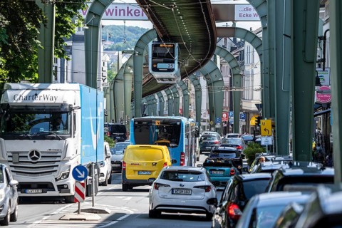 City traffic, in Wuppertal-Vohwinkel, Kaiserstraße, the Wuppertal suspension railway runs above