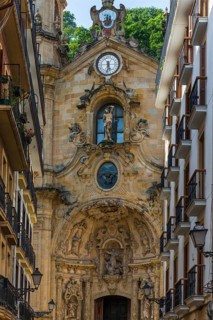 The shopping street Calle Mayor with the Basilica of Santa María del Coro in San Sebastian, Basque