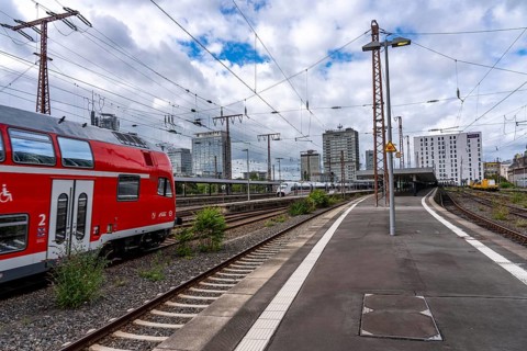 ICE long-distance train, regional express, RE2, in Essen main station, city skyline, high-rise