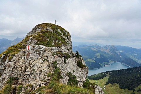 Summit of Zindlenspitz with cross, Wägitalersee and Kleine und große Aubrig in the back, Innerthal,
