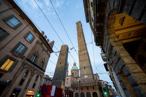 Due Torri Garisenda and Asinelli, city landmarks, old town, Bologna, Emilia Romagna, Italy