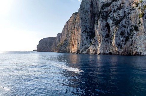 Motorboat rides on picturesque rocky coast ImmorgenLicht, cliffs, Golfo di Orosei, Baunei,