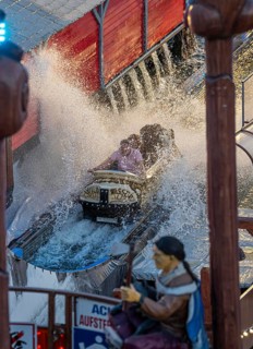 Rheinkirmes in den Rheinwiesen in Düsseldorf-Oberkassel, Wildwasserbahn Auf Manitus-Spuren, North