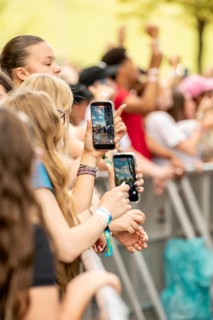 Fans film Filow's performance at the Superbloom Festival in Munich's Olympic Park on 30.08.2026