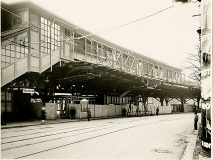 Berlin, Kreuzberg, Hallesches Tor, metro, An elevated railway station with bridge construction in