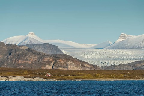 A secluded hunting cabin and one of the three mountains: Tee Kroner (Three Crowns), Kronebreen or