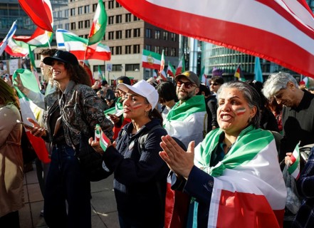 Iranians demonstrate on the day of the US and Israeli attack on Iran in Berlin, 28.02.2026. People