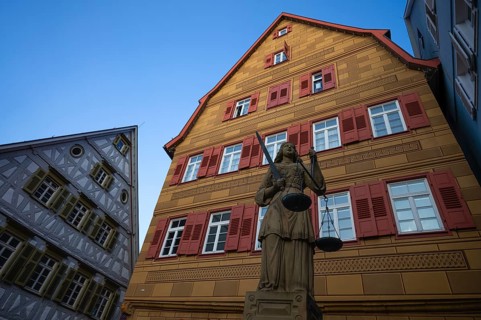 Justitia fountain, behind Taube bookstore, half-timbered houses, market square, evening atmosphere,