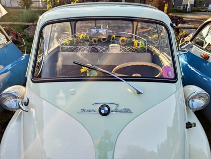 BMW Isetta, annual meeting 2026, distinctive small car with front door, decorated, cult, nostalgia,