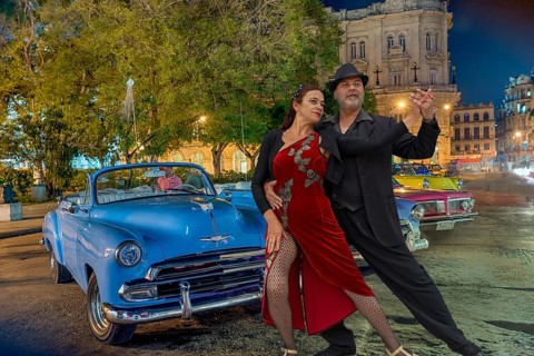 Place Night Tango in front of Oldtimer Havana Cuba Composing