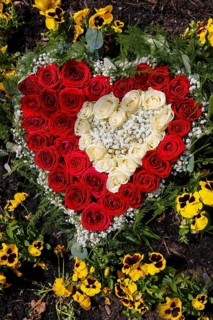 Flower decoration on grave, heart-shaped rose arrangement, Pfullingen Cemetery, Pfullingen,