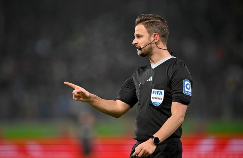 Referee Referee Daniel Schlager, Gesture, Gesture, Voith-Arena, Heidenheim, Baden-Württemberg,