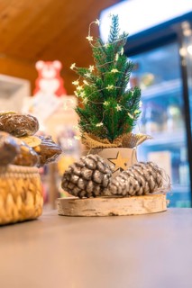 Small Christmas decoration with tree and pine cones on a counter, farm shop, Haselstaller Hof,