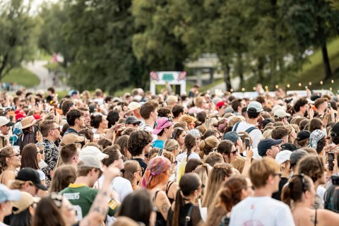 Overview of festival visitors at the Superbloom Festival in Munich's Olympic Park on 30.08.2026