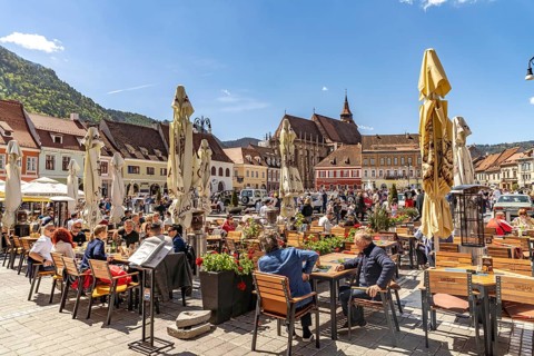 Restaurants on Pia?a Sfatului, Council Square in the center of Brasov or Kronstadt, Transylvania,