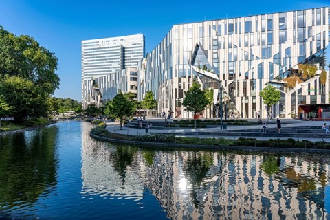 Kö-Bogen, building complex with offices, shops and restaurants, partly green façade, at Hofgarten
