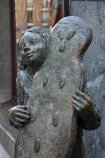 Printenmädchen sculpture by Hubert Löneke 1985 in front of Cafe Van den Daele, modern art, bronze