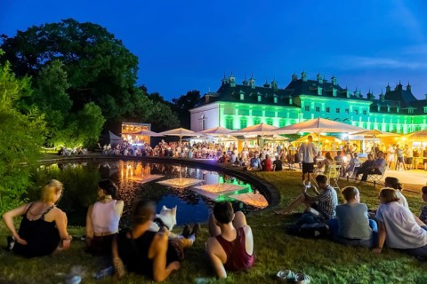 On a long promenade on the Elnhang between Loschwitz and Pillnitz, a big festival is celebrated
