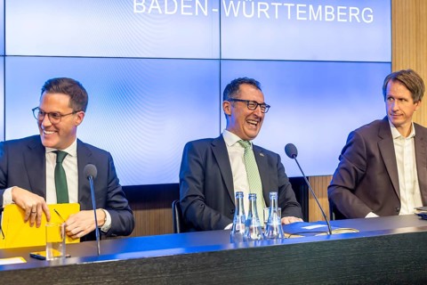 State press conference with Minister-President Cem Özdemir (centre, Greens), on the left, Interior