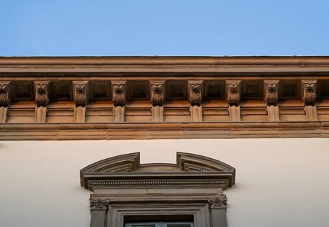 Elaborately crafted Renaissance cornice, Palazzo Rucellai, old town, Florence, Tuscany, Italy