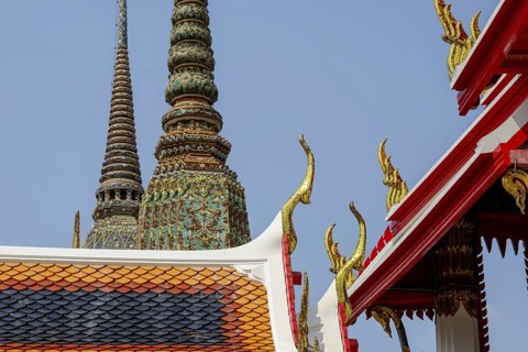 Golden mosaic ornaments rise like flames to heaven carried by Chofa and Bai Raka on the ornate