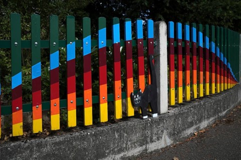 Colourfully painted garden fence with cat, Stuttgart, Baden-Württemberg, Germany