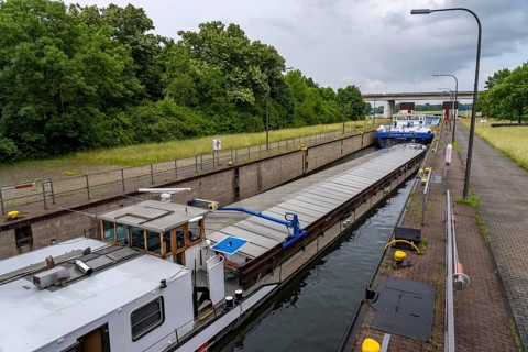 Cargo ship, tanker, in the Duisburg-Meidrich canal lock, to continue on the Rhine-Herne Canal