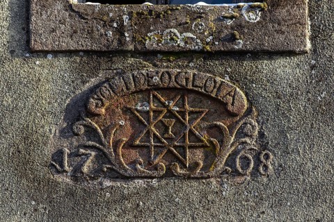 Breweries at the former Gastshaus zur Lime tree from 1768, saying: Soli Deo gloria, literally the