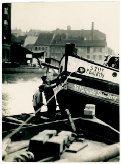 Rolandufer, Berlin, Mitte, barges, workers on a ship in a harbor against an urban background,