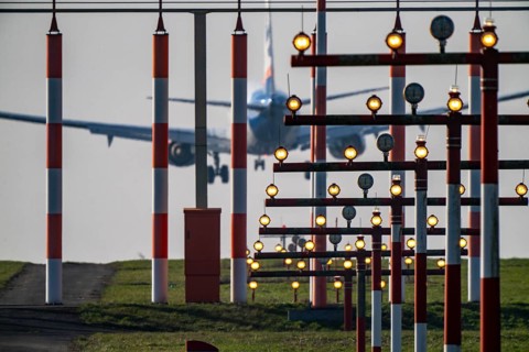 Aircraft approaching the main runway south, 05R/23L, runway lighting, approach aids, at Düsseldorf