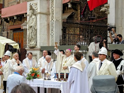 Il Palio di Siena, historic horse race, holy mass, service in front of the race by Antonio