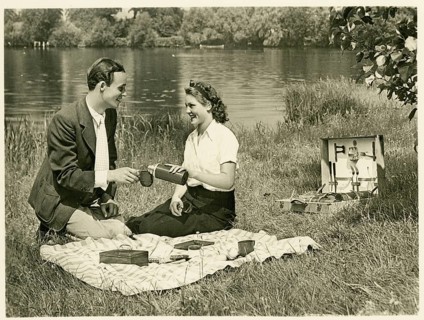Berlin, lake, in the countryside, in love, termoskanne, a couple having a picnic on the lakeside,