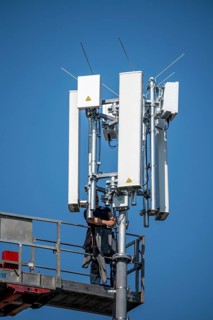 Assembly, installation of a 5G mobile radio transmitter, mast on a residential building, fast