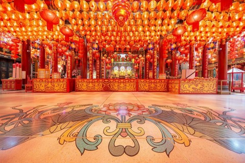Traditional Chinese lanterns, numerous lanterns hanging from the ceiling, Wat Mangkon Kamalawat,