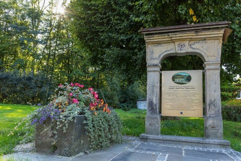 Historic sandstone portal and commemorative plaque at the old location of the former Oberschenke