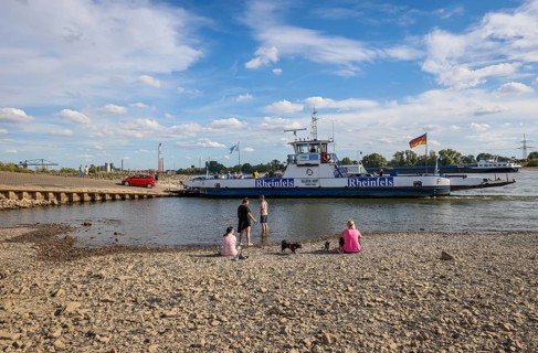 Duisburg, North Rhine-Westphalia, Germany, Dry riverbed in the Rhine at the Walsum ferry terminal,