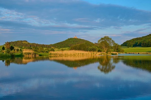 Lake in spring with castle at sunset, Veste Wachsenburg, Amt Wachsenburg, Drei Gleichen, Ilm-Kreis,