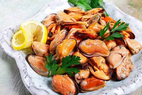 Mussels no shell, boiled, mussels, peeled, in a bowl, with lemon and parsley, Chilean mussels, top